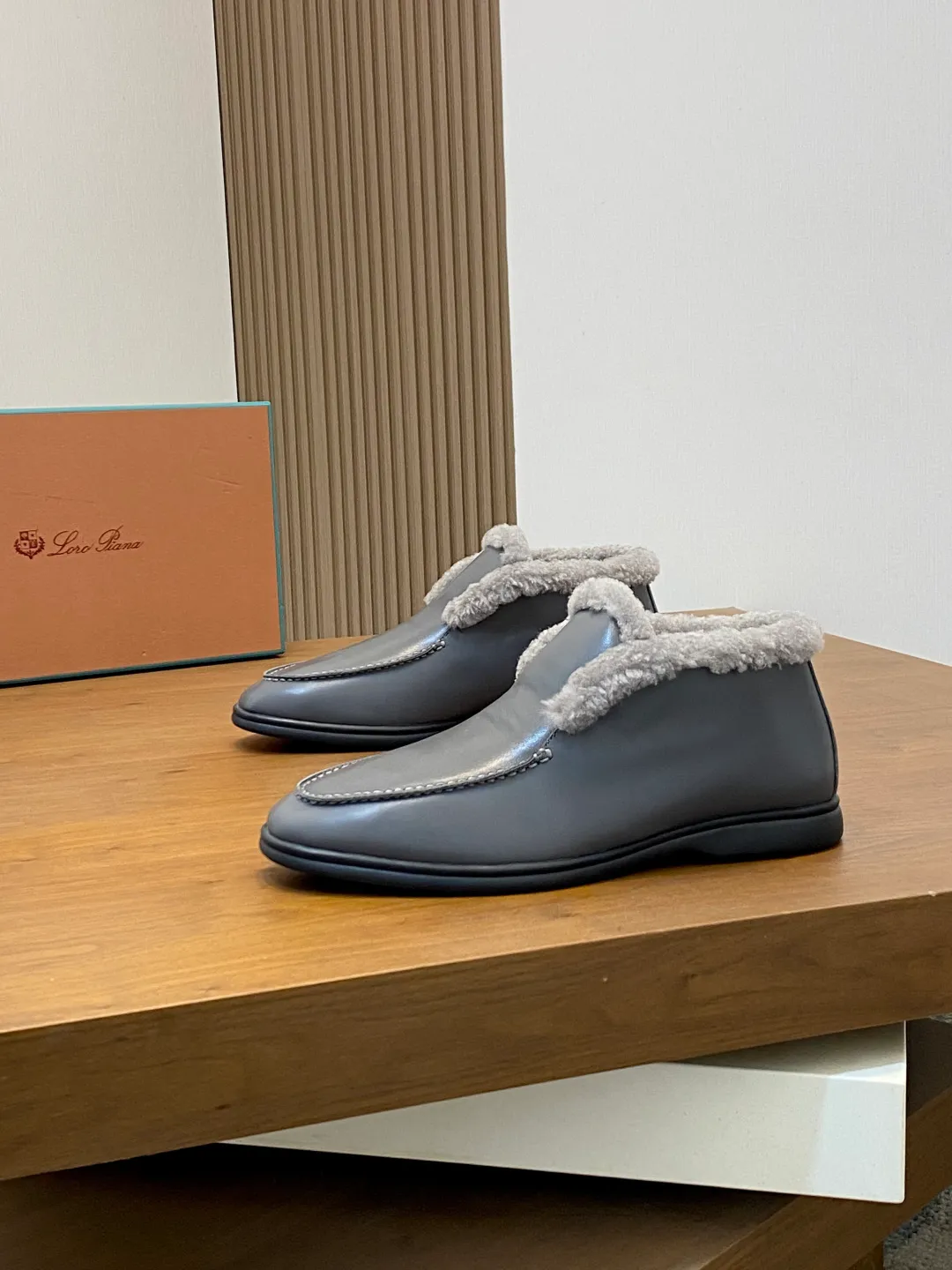 Men's Men's Shoes💰860 LoroPiana/nuoyoupiana men's new autumn and winter wool shoes, Dongguan-made raw materials are in great demand! This casual shoe is made of imported calfskin, with a full wool lining and insole for an extraordinarily comfortable and warm wearing experience. The ultra-light two-color rubber sole creates a charming modern aesthetic. There is an LP logo on the bottom. The style is simple and fashionable, and the upper foot is comfortable, warm and breathable! Comes complete with original box packaging! Size: 39-40-41-42-43-44 standard leather shoe size (45/46 can be customized but does not support returns)